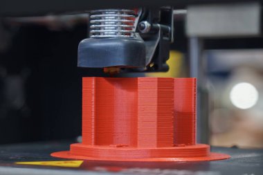 Üç boyutlu yazıcı makinesinin katkı maddesi üretimini kapat. Hızlı prototip yöntemi ile yüksek teknoloji üretim süreci. 