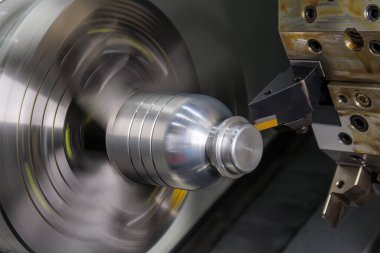 CNC torna makinesi şişenin küf parçalarını kesiyor. CNC dönüşüm makinesinin yüksek teknolojili metal işlemesi .
