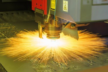 Fiber lazer kesme makinesi parlak ışıkla metal plakayı kesti. Lazer kesme makinesinin yüksek teknoloji metal üretim süreci.. 