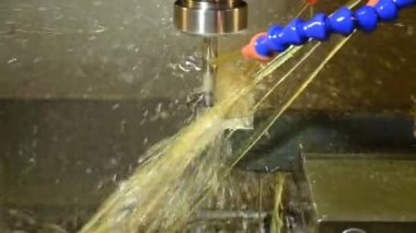 Ağır çekim sahnesi CNC değirmen makinesi enjeksiyon kalıplarını yağ soğutma metoduyla kesiyor. Kalıplar ve ölenler, makine merkezi tarafından katı top son değirmeni araçlarıyla üretiliyor..