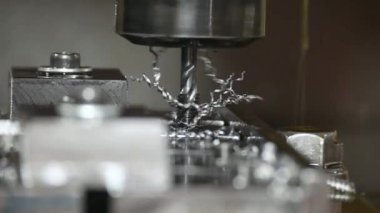 CNC değirmen makinesi delik döngüsü tıkırtı aracıyla kesiliyor. Makine merkezi tarafından yapılan yüksek hassasiyetli üretim süreci.