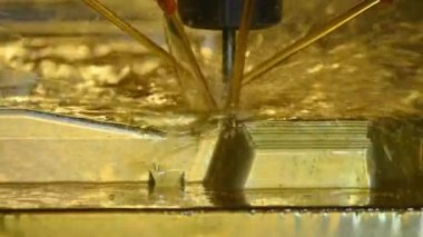 CNC Değirmen Makinesi, enjeksiyon kalıplarını yağ soğutma metoduyla kesiyor. Kalıplar ve ölenler makine merkezi ve sert top burun değirmeni araçları tarafından üretiliyor..