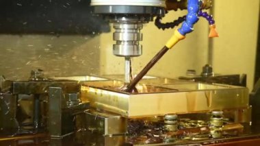 Ağır çekim sahnesi CNC değirmen makinesi alüminyum parçaları yağ soğutucu metoduyla düz burun değirmeni aracı ile kesiyor. Küf ve ölüm üretim süreci makine merkezi tarafından.