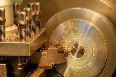 Kapanış sahnesi torna makinesi torna tezgahlarıyla metal parçaları kesiyor. Makineyi döndürerek metal işleme süreci.