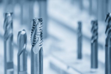 Yakın çekim sahnesi. Açık mavi sahnede yeni kaba kesme aletleri grubu. Makine merkezi için kesme aracı.