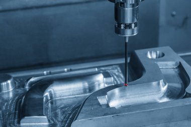 CMM sondası açık mavi sahnedeki küf parçalarını ölçüyor. Koordinat Ölçüm Makinesi ile otomotiv parçalarının kalite denetimi.