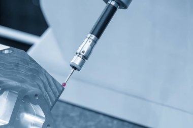 Alüminyum silindir blok parçalarını ölçen çok eksenli CMM makinesi. Çoklu eksen CMM makinesi ile otomotiv parçalarının kalite kontrolü