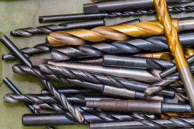 Konteynır kutusunda matkap kullanılan yakın çekim sahnesi. Makine merkezi için kesme aracı.