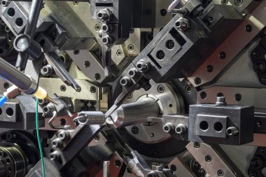 Yay bobini yapma makinesinin olay yerini kapatın. Mekanik parça üretim konsepti.