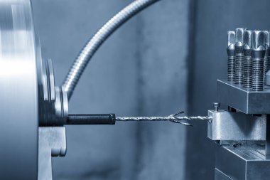 Torna makinesi metal parçaları inceliyor. CNC dönüşüm makinesinin yüksek teknolojili metal işlemesi .