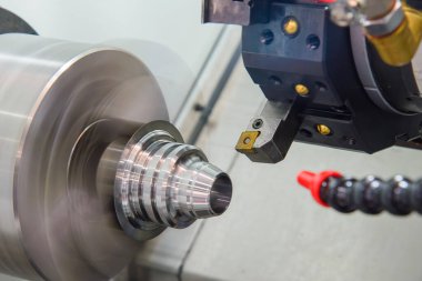 CNC torna makinesi metal şaft parçalarını kesiyor. CNC dönüşüm makinesinin yüksek teknolojili metal işlemesi .