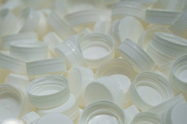 Kırmızı plastik kaplar dolusu içme suyu şişesi. Plastik kaplama üretim konsepti.
