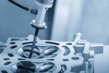 Açık mavi sahnede robotik sistemin giriş ve çıkış vale montaj süreci. Robot sistem tarafından özerk otomotiv parçaları üretim süreci.