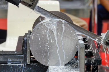 Bant, metal şaft parçalarını soğutucu metoduyla kesen bir makine gördü. Endüstriyel amaç için makine aracı.