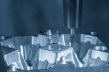 CNC değirmen makinesi enjeksiyon kalıbını katı top değirmeni aracıyla kesiyor. Kalıplar, sert top değirmeni ile makine merkeziyle kesme işlemi yapıyor.