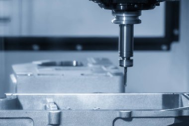 CNC değirmen makinesi açık mavi sahnede düz uçlu değirmen aletleriyle küf parçaları kesiyor. Kalıplar, sert top değirmeni ile makine merkeziyle kesme işlemi yapıyor.