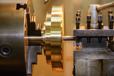 CNC torna makinesi pirinçten parçalar kesiyordu. CNC dönüşüm makinesinin yüksek teknolojili metal işlemesi .