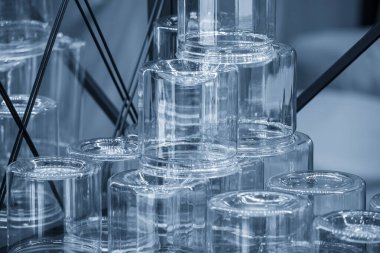 Çeşitli plastik şişe konteynırları. İçme suyu üretim sürecinin yüksek teknolojisi..