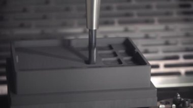 CNC değirmen makinesi grafit elektrot parçalarını kaba kesiyor. CNC makine merkezi tarafından üretilen kalıp ve ölüm süreci.