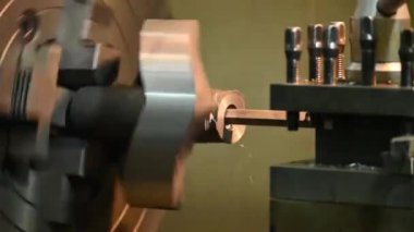 Ağır çekim sahnesi CNC Torna makinesi sıkıcı dökme demir parçaları işleme kesti. Makineyi döndürerek çalışan yüksek teknolojili metal işleme .