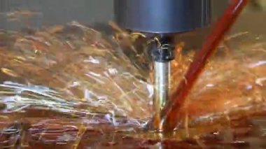 Küf parçalarını sıvı soğutucu metoduyla kesen CNC değirmen makinesini canlandırın. CNC makine merkezi tarafından üretilen kalıp ve ölüm süreci.