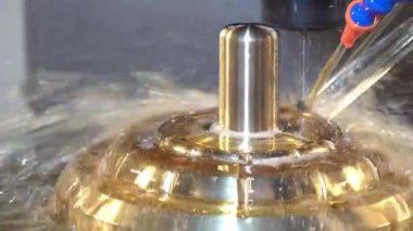 Sahne arkası CNC değirmen makinesi yağ soğutucu metoduyla kabuk kalıplarını kesiyor. Kalıplar ve ölenler, makine merkezi tarafından katı top son değirmeni araçlarıyla üretiliyor..