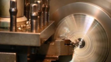 Kapanış sahnesi torna makinesi torna tezgahlarıyla metal parçaları kesiyor. Makineyi döndürerek metal işleme süreci.