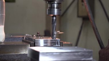 Sıvı soğutma metoduyla NC değirmen makinesinde sondaj işlemi. Değirmen makinesindeki metal çalışma konsepti..