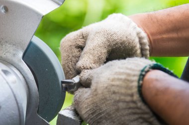 Sahneyi kapat. Operatör manuel olarak döndürme aracını aşındırıcı tekerlekle yeniden öğüt. Aşındırıcı tekerlekle keskinleştirici işlem.