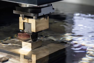 Grafit elektrot ile çalışan ve sıvı soğutma metodu kullanan EDM makinesi. Küf ve ölüm grafit elektrotla üretim süreci.