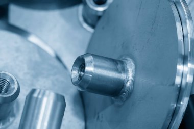 Parça montaj işlemini açık mavi sahnede kaynak yaparak kapat. Makineyi döndürerek metal işleme süreci.