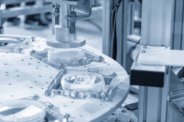 Robotik sistem tarafından açık mavi sahnede montaj işlemi. Otomatik sistemin yüksek teknoloji üretim hattı.