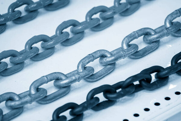 Закрыть сцену группа цепи в голубой сцене. Концепция промышленного оборудования.