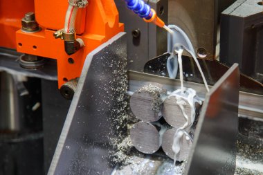 Bant kesme makinesi metal kuyu parçalarını sıvı soğutucu metoduyla kesti. Endüstriyel amaç için makine aracı.