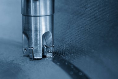 CNC Değirmen Makinesi 'nin yakın çekim sahnesinde dizinlenebilir aletlerle dökme demir parçaları kesiliyor. Küf ve ölüm üretim süreci makine merkezi tarafından.