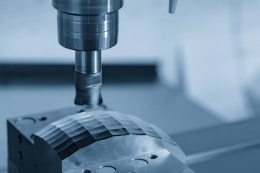 CNC değirmen makinesi indekslenebilir araçla küf parçası kesiyor. Küf parçaları indekslenebilir araçla makine merkezi tarafından kesme işlemi.