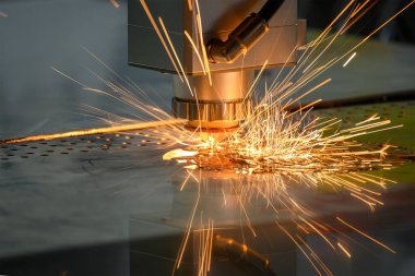 Fiber lazer kesme makinesi parlak ışıkla metal plakayı kesti. Lazer kesme makinesinin yüksek teknoloji metal üretim süreci.. 