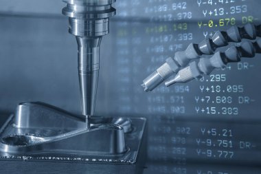 Soyut sahne CNC değirmen makinesinin basını kesme kısmı ve G-kod veri arkaplanı. Kalıplar, sert top burun değirmeni ile makine merkezinden kesme işlemi yapıyor..