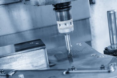 CNC değirmen makinesi, enjeksiyon küf parçalarını indekslenebilir araçlarla kesiyor. Kalıplar ve ölüm üretim süreci, son değirmen araçları ile makine merkezi tarafından.