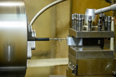 Torna makinesi metal parçaları inceliyor. CNC dönüşüm makinesinin yüksek teknolojili metal işlemesi .