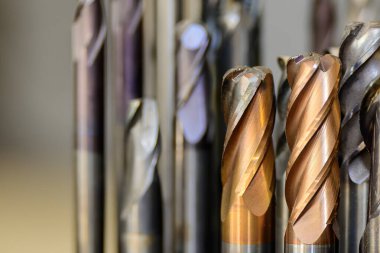 Yakın çekim sahnesi. Kullanılmış kesme aletleri grubu. Makine merkezi için kesme aracı.