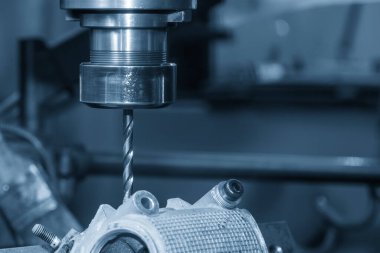 Otomotiv parçalı NC değirmen makinesindeki delik delme işlemi. Değirmen makinesindeki metal çalışma konsepti..