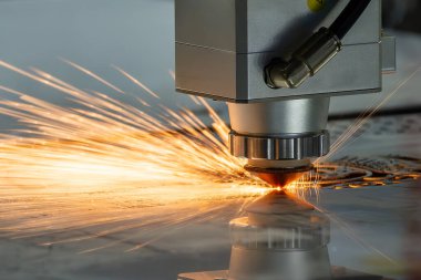 Fiber lazer kesme makinesi parlak ışıkla metal plakayı kesti. Lazer kesme makinesinin yüksek teknoloji metal üretim süreci.. 