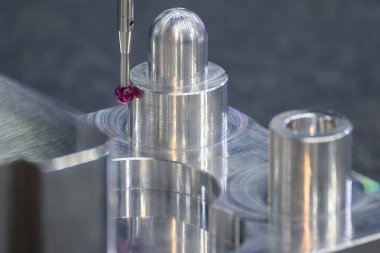 CMM sondası alüminyum otomotiv parçalarını ölçüyor. Koordinat Ölçüm Makinesi ile otomotiv parçalarının kalite denetimi.