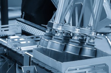 Robot sistem tarafından konserve gıda üretiminde kullanılan yüksek teknoloji madde işleme süreci. Yüksek teknoloji materyal işleme süreci robotik kol ile.