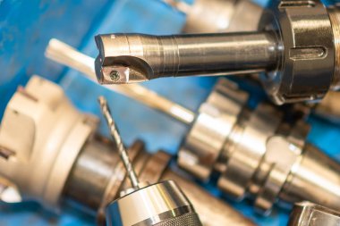 Kapanış sahnesi. Yüz değirmenciliği ve çardak için indekslenebilir aptal. CNC değirmen makinesi için kesme aracı grubu.