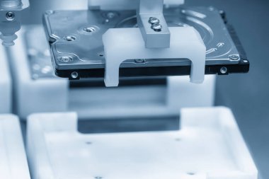  Yüksek teknoloji materyali, açık mavi sahnede bilgisayar parçalarını robotik sistemle işliyor. Bilgisayar parçaları işleme süreci robotik sistem tarafından.