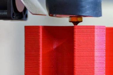 Üç boyutlu yazıcı makinesinin katkı maddesi üretimini kapat. Hızlı prototip yöntemi ile yüksek teknoloji üretim süreci. 