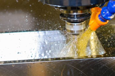 CNC Değirmen Makinesi, yağ soğutma metoduyla küf parçalarını kesiyor. Kalıplar ve ölenler, makine merkezi tarafından katı top son değirmeni araçlarıyla üretiliyor..