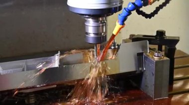 Ağır çekim sahnesi CNC değirmen makinası yağ soğutma metoduyla küf parçalarını kesiyor. Kalıplar ve ölenler, makine merkezi tarafından katı top son değirmeni araçlarıyla üretiliyor..